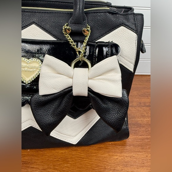 Betsey Johnson black & white shoulder chevron handbag purse with bow accent. - Picture 3 of 13